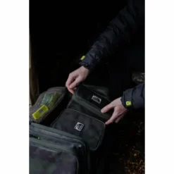 RidgeMonkey Ruggage Standard Accessory Case 80 -Accessoires Soldes Boutique Taking20out20of20bag 550x550h 2