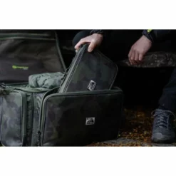 RidgeMonkey Ruggage Compact Accessory Case 330 -Accessoires Soldes Boutique Taking20out20of20bagJBH03490 550x550w