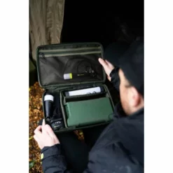 RidgeMonkey Ruggage Compact Accessory Case 330 -Accessoires Soldes Boutique Zoomed20in20over20shoulder 550x550h